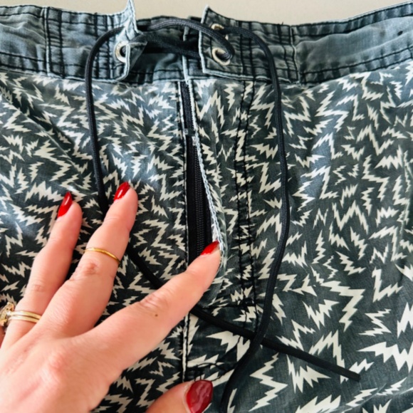 RVCA Lightning Bolt Boardshorts w/ Tiger Patch – Size 34 - Picture 3 of 10